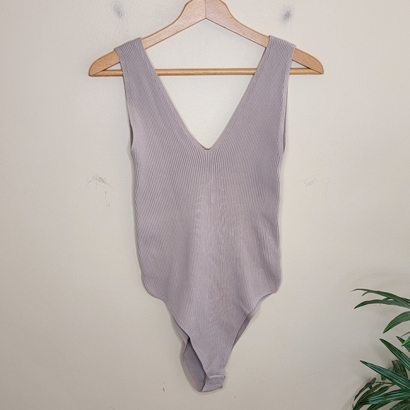 Everyday Chic Boutique | Tan Ribbed V-neck Tank Bodysuit Size Large - Picture 1 of 4